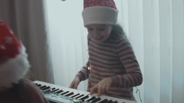 Mała Dziewczynka Grająca Elektrycznym Pianinie Przyjęciu Świątecznym Domu Rozbłysk Soczewki — Wideo stockowe