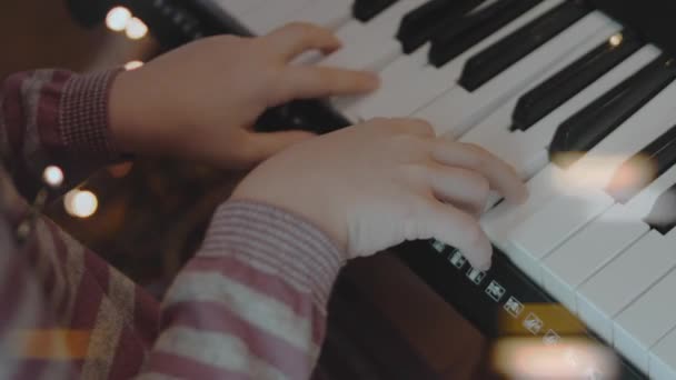 Mała Dziewczynka Grająca Elektrycznym Pianinie Przyjęciu Świątecznym Domu Rozbłysk Soczewki — Wideo stockowe