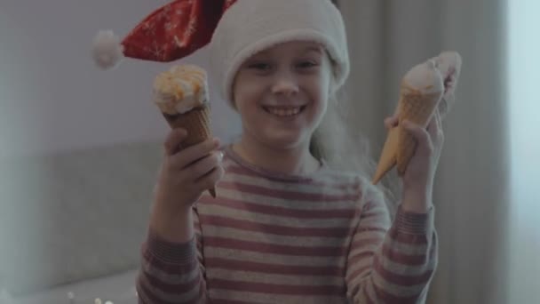 Мила Маленька Дівчинка Капелюсі Сантас Має Багато Конусів Морозива Різдвяній — стокове відео