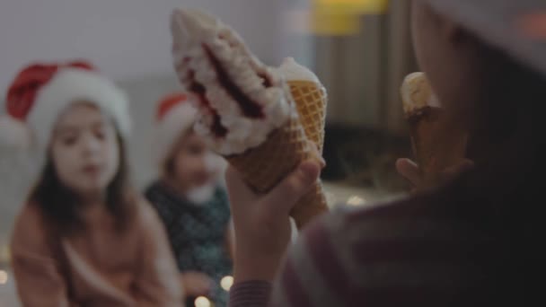Petite Fille Mignonne Dans Chapeau Santas Beaucoup Cônes Crème Glacée — Video