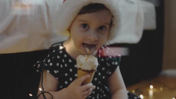 Menina Bonito Vestindo Chapéu Santas Comer Sorvete Festa Natal Luzes — Vídeo de Stock