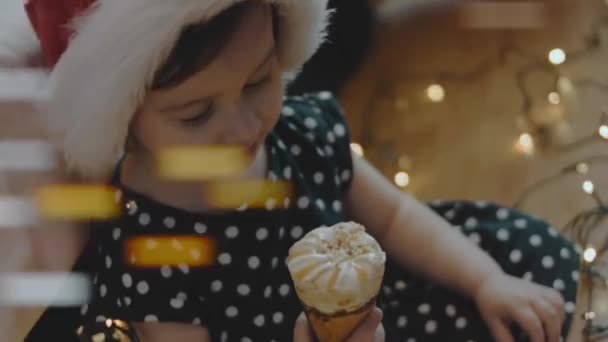 크리스마스 파티에서 아이스크림을 모자를 귀여운 주변에 크리스마스 — 비디오