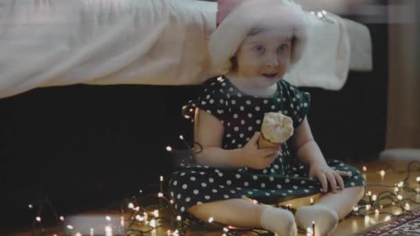 Linda Niña Con Sombrero Santas Comiendo Helado Fiesta Navidad Luces — Vídeo de stock