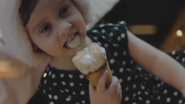 Jolie Petite Fille Portant Chapeau Santas Manger Crème Glacée Fête — Video