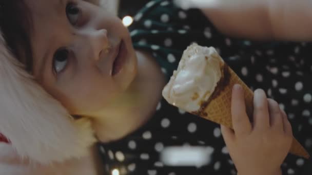 Jolie Petite Fille Portant Chapeau Santas Manger Crème Glacée Fête — Video