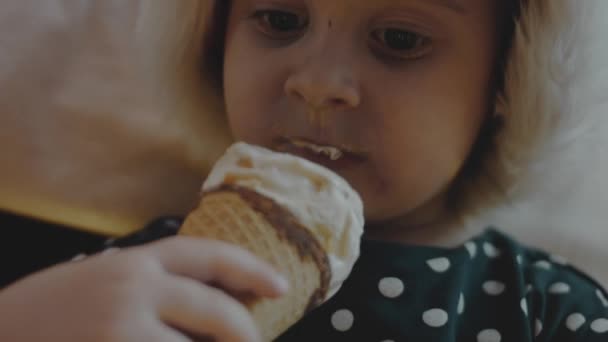 Χαριτωμένο Κοριτσάκι Που Φοράει Καπέλο Του Βασίλη Και Τρώει Παγωτό — Αρχείο Βίντεο