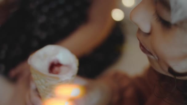 Макрозйомка Маленької Дівчинки Їсть Морозиво Різдвяні Вогні Навколо — стокове відео