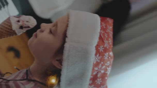 Linda Niña Con Sombrero Santas Comiendo Helado Fiesta Navidad Luces — Vídeo de stock