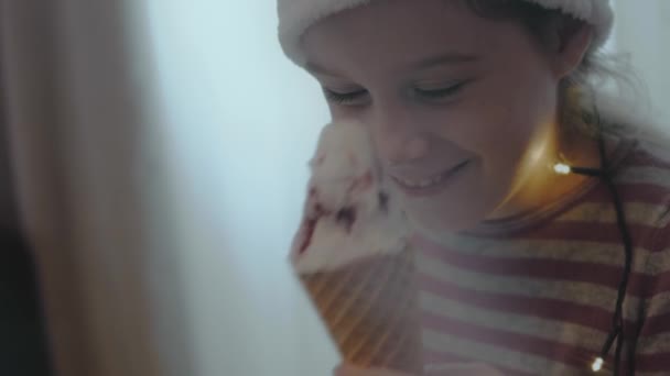 Мила Маленька Дівчинка Капелюсі Сантаса Їсть Морозиво Різдвяній Вечірці Різдвяні — стокове відео
