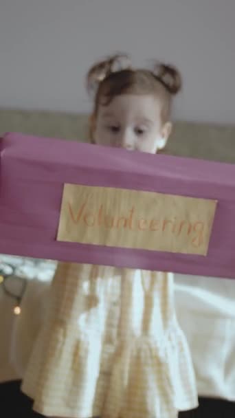 Menina Criança Feliz Segurando Uma Caixa Natal Caridade Que Ela — Vídeo de Stock