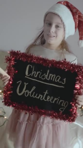 Schoolbord Met Inscriptie Kerst Vrijwilligerswerk Vastgehouden Door Een Klein Lachend — Stockvideo
