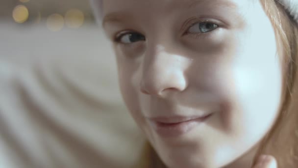 Тінь Оленя Обличчі Усміхненої Маленької Дівчинки Капелюсі Сантаса Крупним Планом — стокове відео