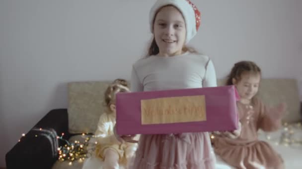 Ευτυχισμένο Κοριτσάκι Που Κρατάει Ένα Φιλανθρωπικό Χριστουγεννιάτικο Κουτί Που Έφτιαξε — Αρχείο Βίντεο