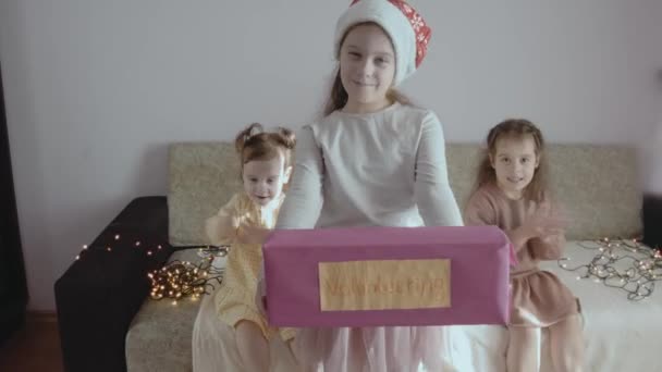 Ευτυχισμένο Κοριτσάκι Που Κρατάει Ένα Φιλανθρωπικό Χριστουγεννιάτικο Κουτί Που Έφτιαξε — Αρχείο Βίντεο