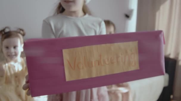 Menina Feliz Segurando Uma Caixa Natal Caridade Que Ela Fez — Vídeo de Stock