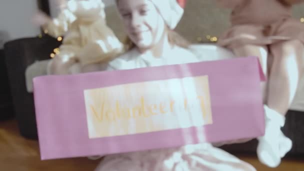 Счастливая Маленькая Девочка Держит Благотворительную Рождественскую Коробку Которую Сделала Две — стоковое видео