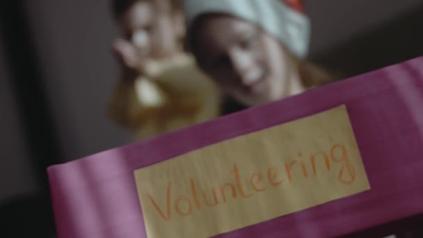 Благодійна Різдвяна Коробка Яку Тримала Маленька Дівчинка Різдвяний Волонтерський — стокове відео