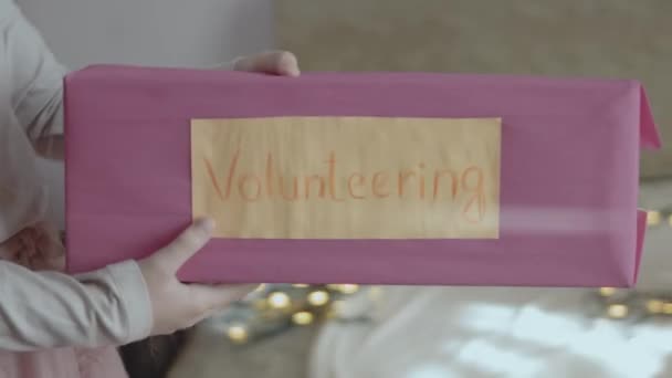 Κοριτσάκι Που Δίνει Ένα Φιλανθρωπικό Χριστουγεννιάτικο Κουτί Ένα Χαρούμενο Κοριτσάκι — Αρχείο Βίντεο