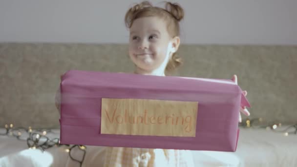 Hayırsever Bir Noel Kutusunu Tutan Mutlu Küçük Kız Noel Gönüllülüğü — Stok video