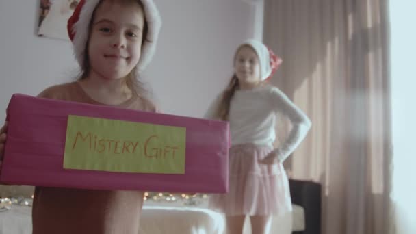 Menina Feliz Segurando Uma Caixa Presente Mistério Outra Garota Mostra — Vídeo de Stock