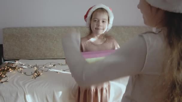 Szczęśliwa Dziewczynka Trzymająca Tajemnicze Pudełko Prezentów Inna Dziewczyna Pokazuje Gesty — Wideo stockowe