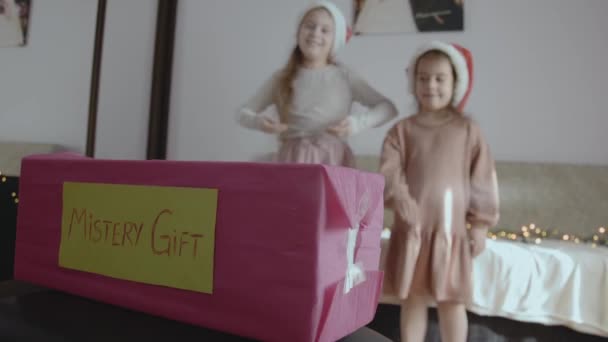 Mysterielåda Små Flickor Visar Gester Gissa Vad Som Finns Inuti — Stockvideo