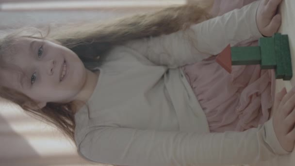 Küçük Bir Kız Renkli Inşaatçı Parçalarıyla Bir Noel Ağacı Yaptı — Stok video