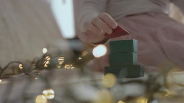 一个小女孩用彩色的建筑碎片建造了一棵圣诞树 — 图库视频影像