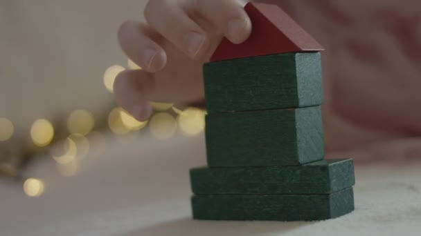 一个小女孩用彩色的建筑碎片建造了一棵圣诞树 近距离拍摄 — 图库视频影像
