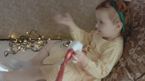 Küçük Tatlı Kız Noel Çorabını Tutmak Için Heyecanlı — Stok video
