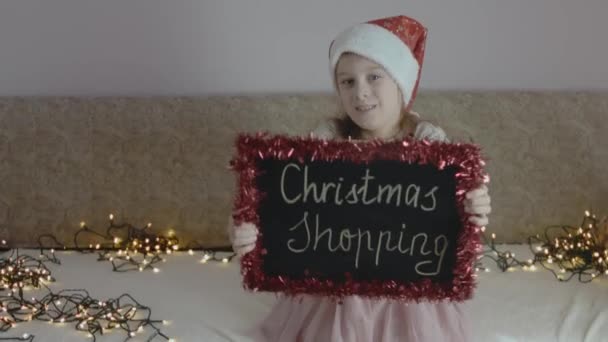 Доска Надписью Рождественские Покупки Проводятся Маленькой Девочкой — стоковое видео
