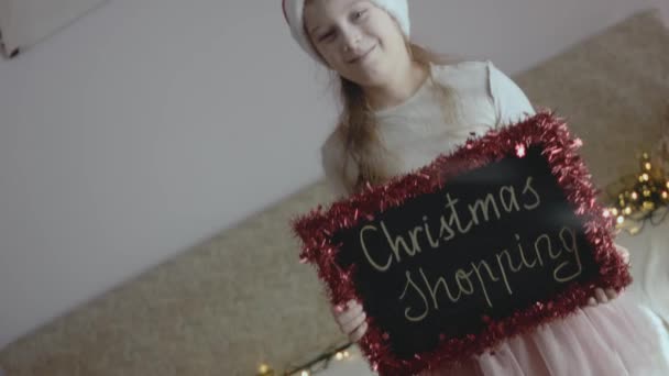 Schoolbord Met Inscriptie Kerstinkopen Gehouden Door Een Klein Meisje — Stockvideo