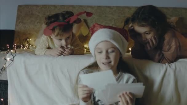Három Kislány Nézi Együtt Régi Képeket Karácsony Este Karácsonyi Fények — Stock videók
