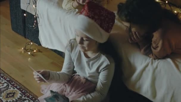 Drie Kleine Meisjes Kijken Samen Naar Oude Foto Een Kerstavond — Stockvideo