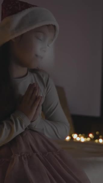 Маленька Дівчинка Шапочкою Санти Бажає Чогось Маленька Дівчинка Молиться Напередодні — стокове відео
