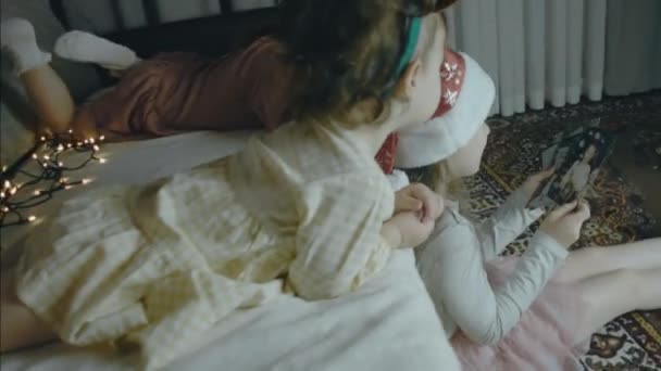 Küçük Kız Bir Noel Gecesi Eski Resimlere Bakıyorlar Etrafta Noel — Stok video