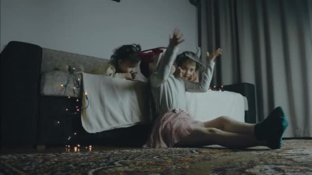 Három Kislány Nézi Együtt Régi Képeket Karácsony Este Lány Feldobta — Stock videók