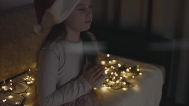 Uma Menina Com Boné Pai Natal Desejar Alguma Coisa Uma — Vídeo de Stock