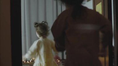 Üç küçük kız sihirli odaya koşuyor Noel süslemeleri ile Noel gecesi