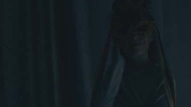 Sonbahar yaprağı maskeli küçük kız kameraya poz veriyor ve gülümsüyor. El bilgisayarı atışı.