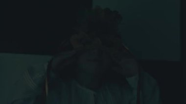 Sonbahar yaprağı maskeli küçük kız kameraya poz veriyor ve gülümsüyor. El bilgisayarı atışı.