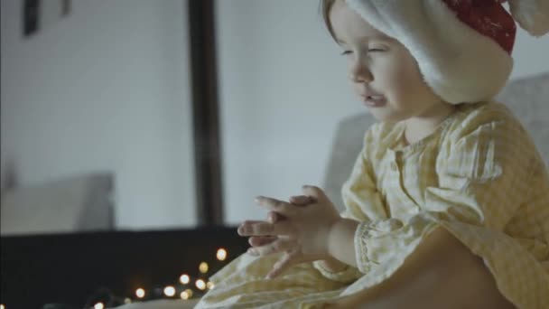 Дитяча Дівчинка Шапочкою Санти Бажає Чогось Дівчинка Тоддлера Яка Молилася — стокове відео