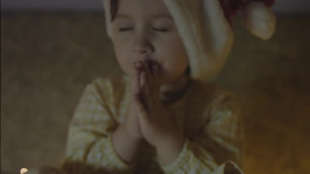 Дитяча Дівчинка Шапочкою Санти Бажає Чогось Дівчинка Тоддлера Яка Молилася — стокове відео