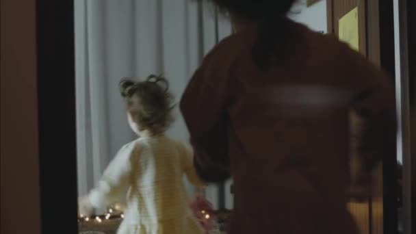 Trzy Małe Dziewczynki Wbiegające Magicznego Pokoju Dekoracjami Świątecznymi Świąteczną Noc — Wideo stockowe
