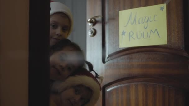 Trzy Uśmiechnięte Dziewczynki Patrzące Kamerę Otwartych Drzwi Magicznego Pokoju Świąteczna — Wideo stockowe