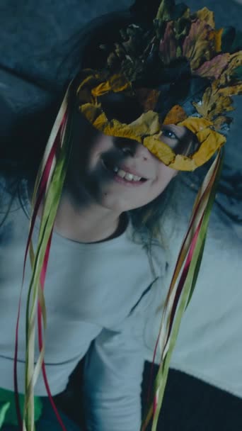Küçük Bir Kızın Sonbahar Yaprağı Maskesini Çıkarıp Noel Baba Şapkasını — Stok video