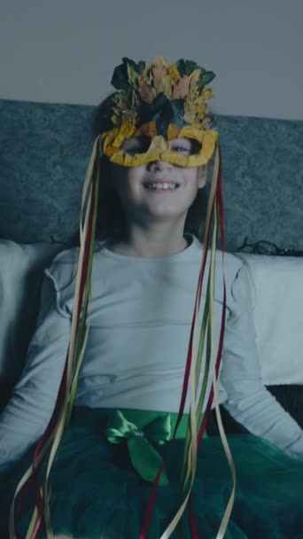 마스크를 모자에 소녀의 초상화 포즈와 카메라에 가을에서 개념으로 휴대용 — 비디오