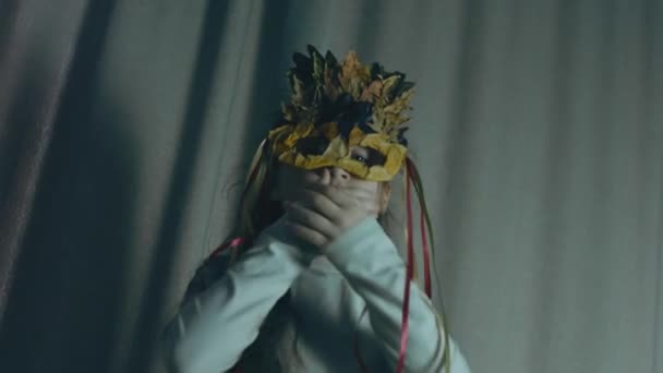 一个戴着秋叶面罩的小女孩用手捂住嘴 表现出恐惧的情绪 手持射击 — 图库视频影像