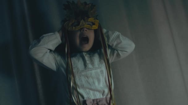 Gadis Kecil Dengan Topeng Daun Musim Gugur Menutup Telinga Dengan — Stok Video