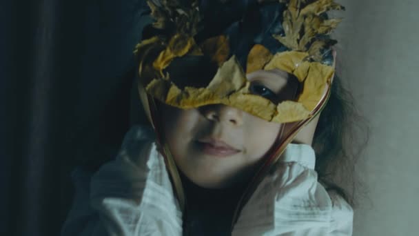 Menina Com Uma Máscara Folha Outono Fechando Orelhas Com Mãos — Vídeo de Stock